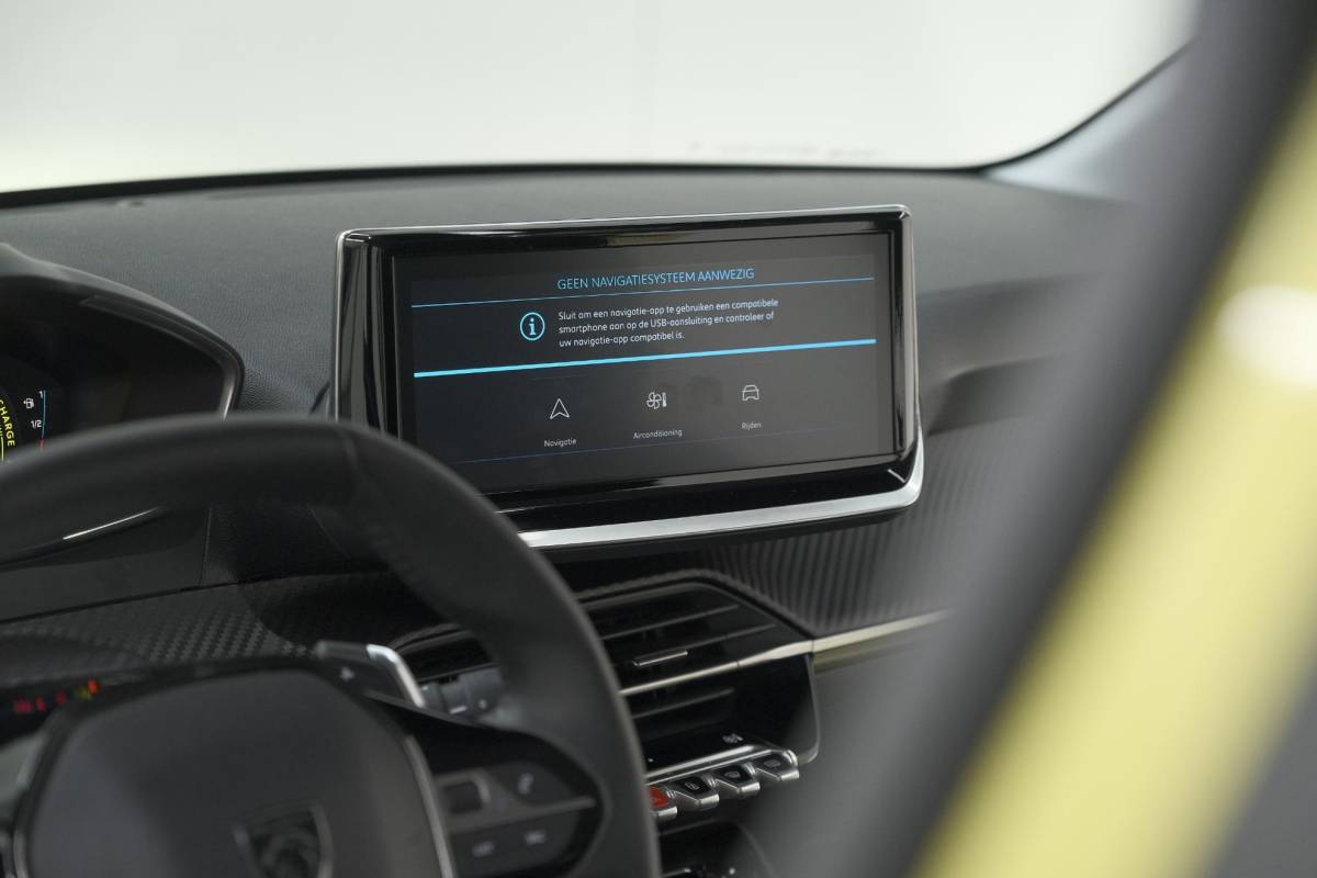 Peugeot 208 Peugeot 208 1.2 Hybrid 110 e-DCS6 Style | Parkeersensoren | Apple Carplay | Cruise Control | Airco