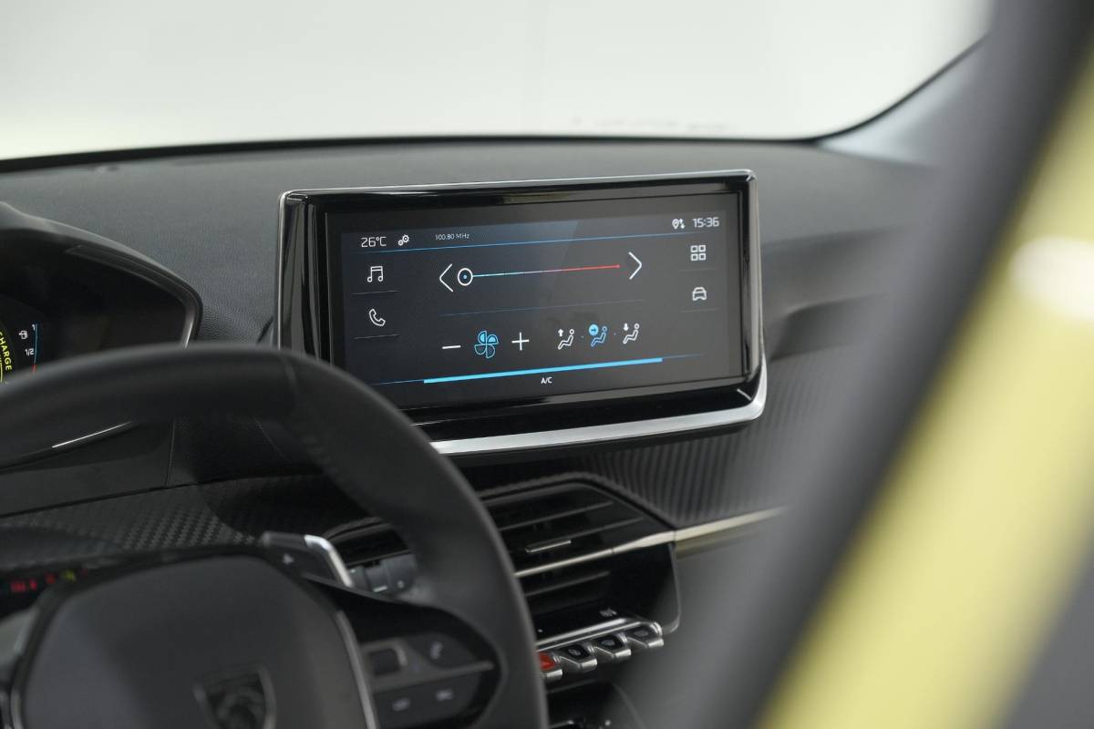 Peugeot 208 Peugeot 208 1.2 Hybrid 110 e-DCS6 Style | Parkeersensoren | Apple Carplay | Cruise Control | Airco