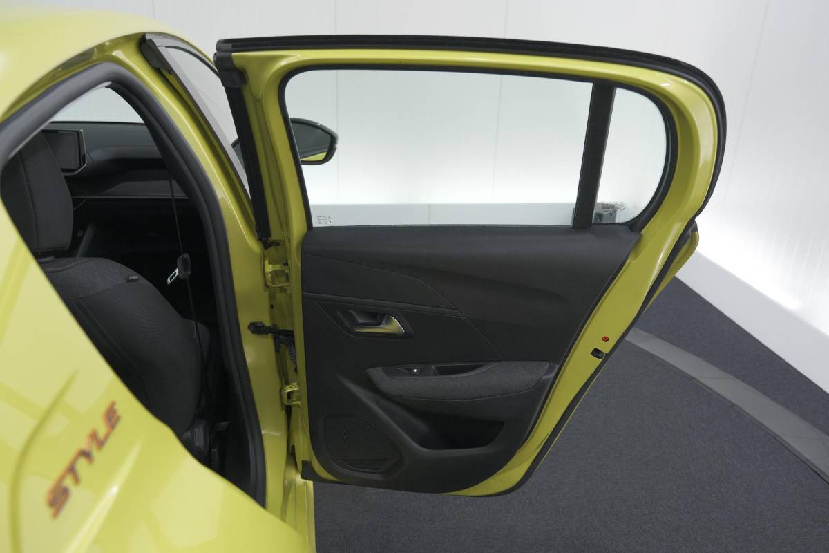 Peugeot 208 Peugeot 208 1.2 Hybrid 110 e-DCS6 Style | Parkeersensoren | Apple Carplay | Cruise Control | Airco