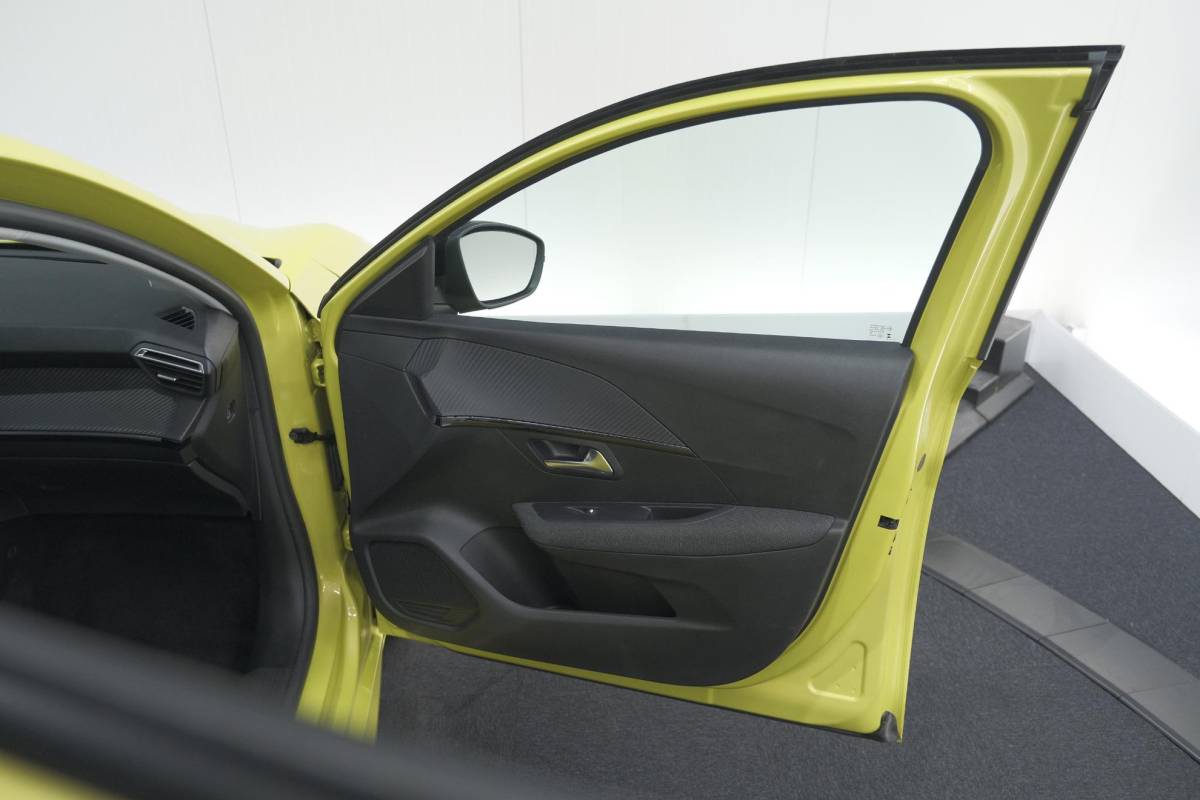 Peugeot 208 Peugeot 208 1.2 Hybrid 110 e-DCS6 Style | Parkeersensoren | Apple Carplay | Cruise Control | Airco