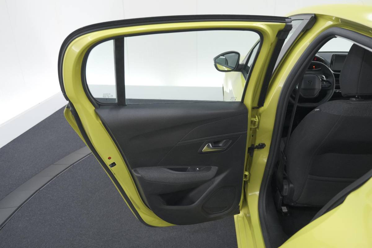 Peugeot 208 Peugeot 208 1.2 Hybrid 110 e-DCS6 Style | Parkeersensoren | Apple Carplay | Cruise Control | Airco