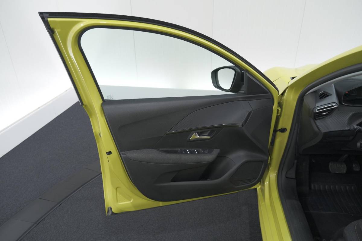 Peugeot 208 Peugeot 208 1.2 Hybrid 110 e-DCS6 Style | Parkeersensoren | Apple Carplay | Cruise Control | Airco