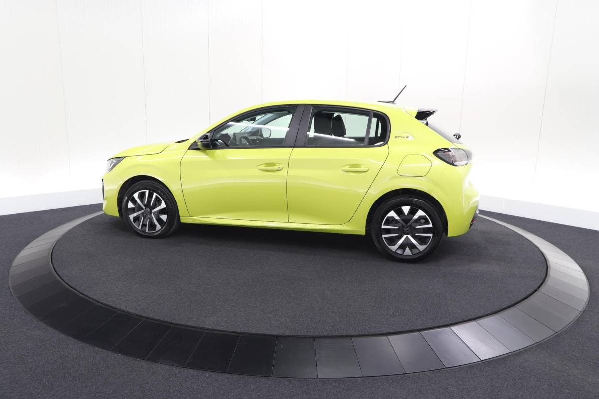 Peugeot 208 Peugeot 208 1.2 Hybrid 110 e-DCS6 Style | Parkeersensoren | Apple Carplay | Cruise Control | Airco