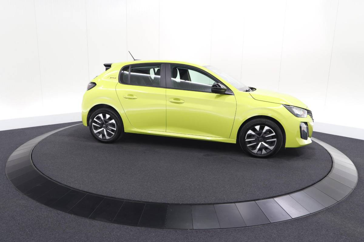 Peugeot 208 Peugeot 208 1.2 Hybrid 110 e-DCS6 Style | Parkeersensoren | Apple Carplay | Cruise Control | Airco