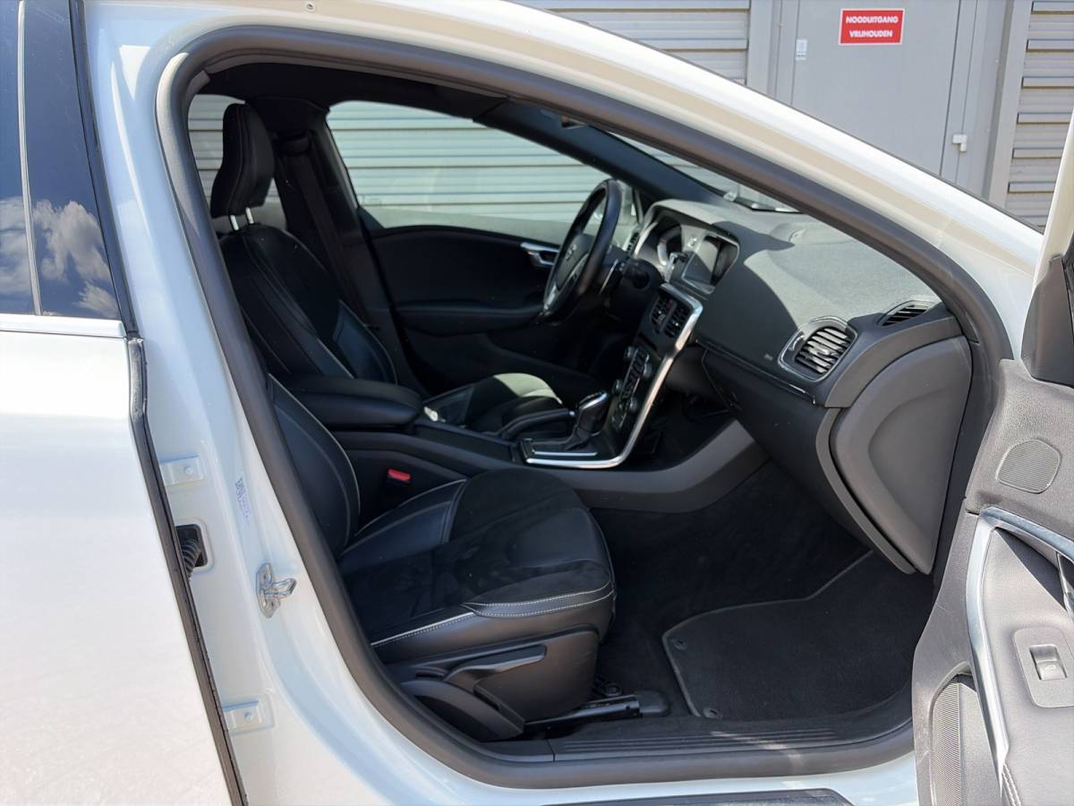 Volvo V40 Volvo V40 1.5 T3 Polar+ Sport / Audio Harman Kardon / Panorama dak / 17″ Velgen /