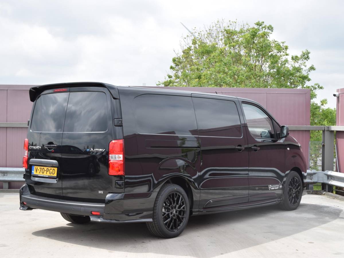 Citroën ë-Jumpy Citroen ë-Jumpy L3 75 kWh | STX Sport | Mooiste bus van NL (!) | Lederen bekleding | Spoilerpakket | 18 inch Lichtmetalen velgen | City NAV pakket | Comfort pakket | Winterpakket | 2x schuifdeur | laadruimtebetimmering |