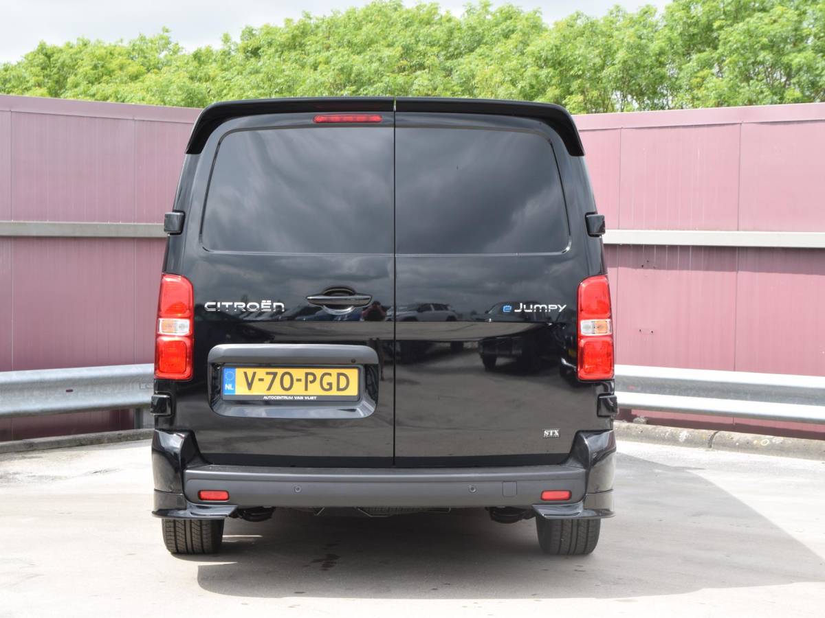 Citroën ë-Jumpy Citroen ë-Jumpy L3 75 kWh | STX Sport | Mooiste bus van NL (!) | Lederen bekleding | Spoilerpakket | 18 inch Lichtmetalen velgen | City NAV pakket | Comfort pakket | Winterpakket | 2x schuifdeur | laadruimtebetimmering |