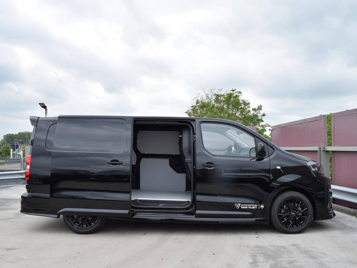 Citroën ë-Jumpy Citroen ë-Jumpy L3 75 kWh | STX Sport | Mooiste bus van NL (!) | Lederen bekleding | Spoilerpakket | 18 inch Lichtmetalen velgen | City NAV pakket | Comfort pakket | Winterpakket | 2x schuifdeur | laadruimtebetimmering |