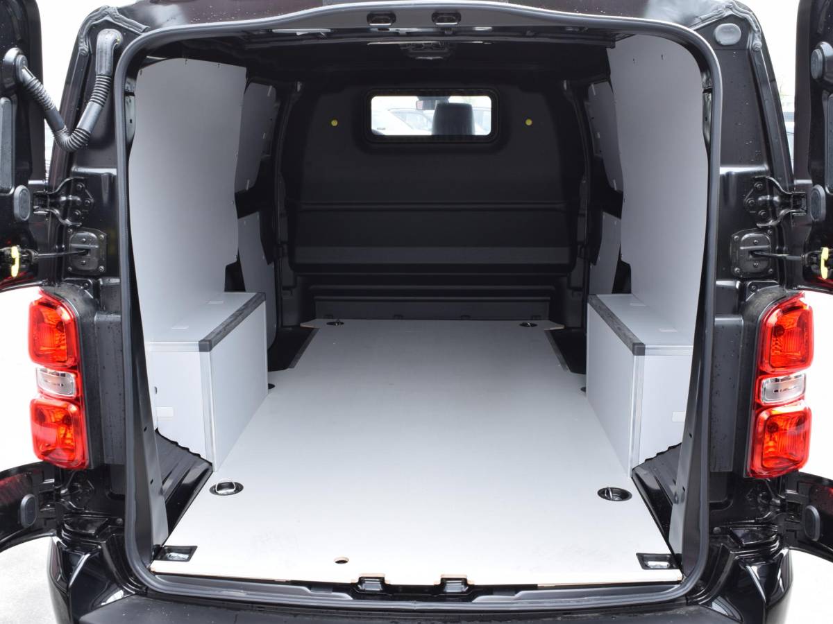 Citroën ë-Jumpy Citroen ë-Jumpy L3 75 kWh | STX Sport | Mooiste bus van NL (!) | Lederen bekleding | Spoilerpakket | 18 inch Lichtmetalen velgen | City NAV pakket | Comfort pakket | Winterpakket | 2x schuifdeur | laadruimtebetimmering |