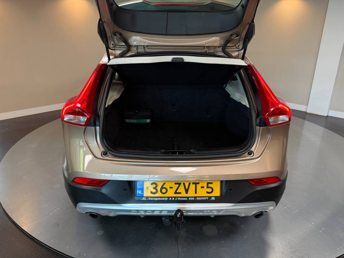 Volvo V40 Volvo V40 Cross Country 2.5 T5 Momentum *Automaat* 254Pk! Trekhaak|Camera|Leer|Rose goud