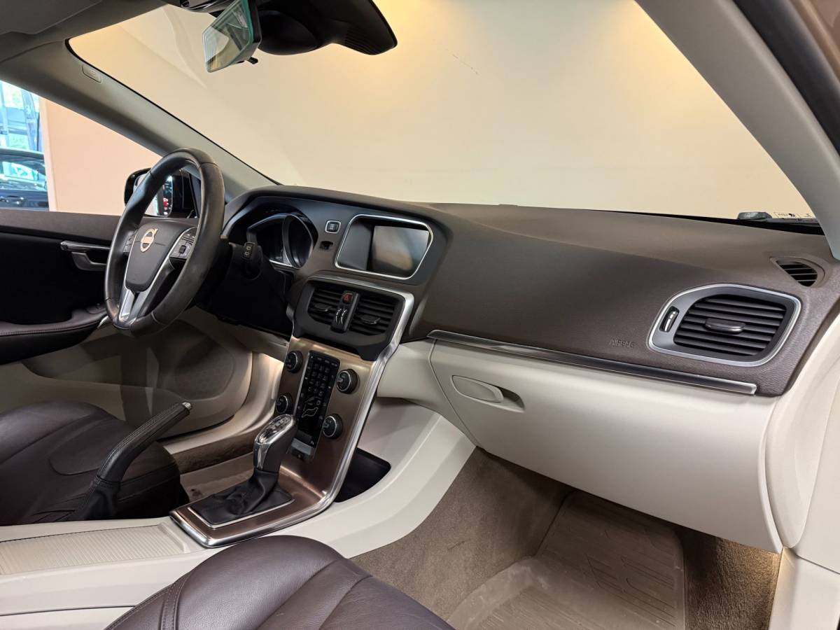 Volvo V40 Volvo V40 Cross Country 2.5 T5 Momentum *Automaat* 254Pk! Trekhaak|Camera|Leer|Rose goud