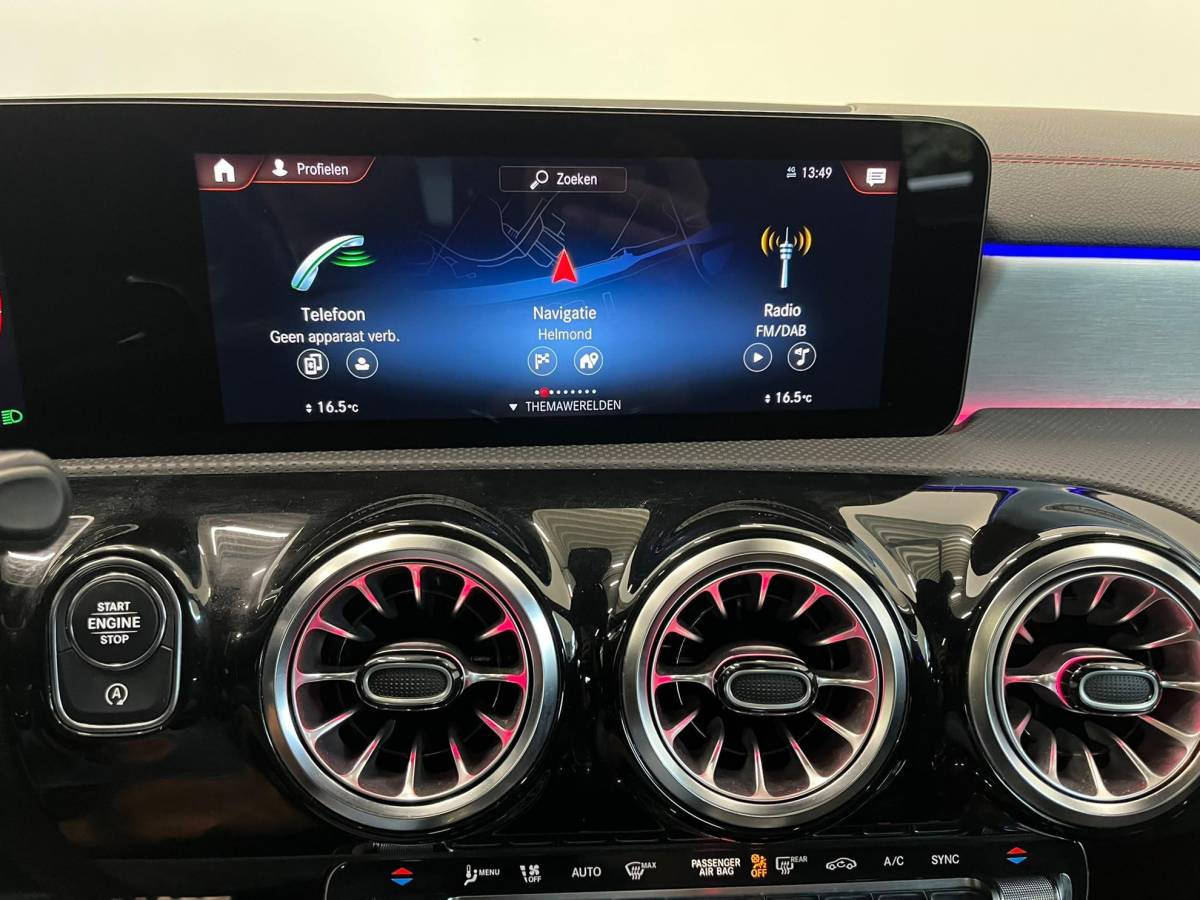 Mercedes-Benz CLA Mercedes-Benz CLA-klasse Shooting Brake 180 Business Solution AMG Panoramadak Trekhaak Multibeam LED Nightpakket