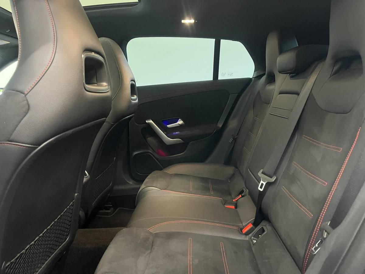Mercedes-Benz CLA Mercedes-Benz CLA-klasse Shooting Brake 180 Business Solution AMG Panoramadak Trekhaak Multibeam LED Nightpakket