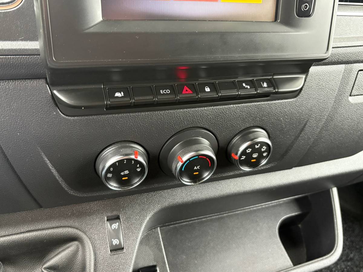 Renault Master Renault Master T33 2.3 dCi 135 L2H2 Work Edition* Navi*Cruise*Airco*TREKHAAK*Cruise*3 zitplaatsen*NAP