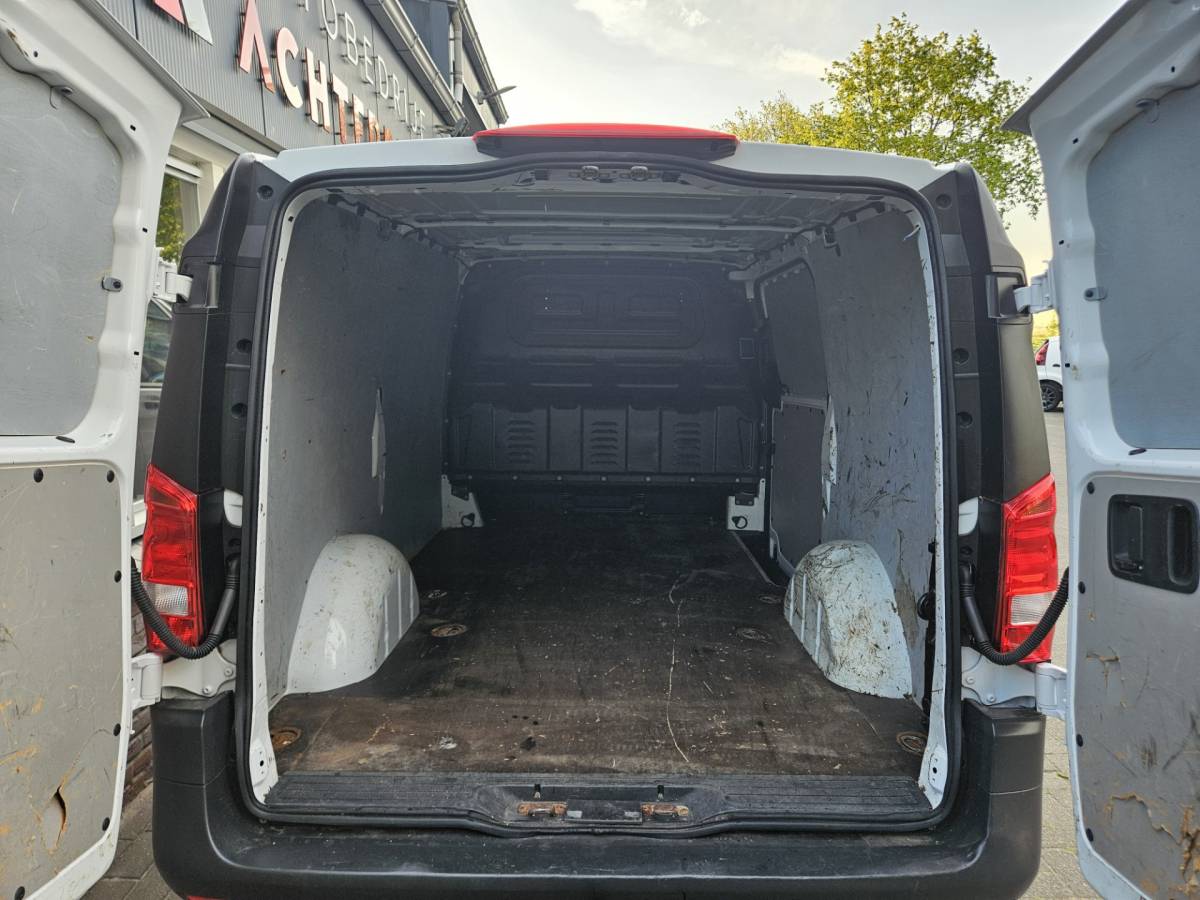 Mercedes-Benz Vito Mercedes-Benz Vito 109 CDI Functional Lang Trekhaak! Airco! NAP! Navigatie! Achterdeuren! 3-Zitplaatsen!