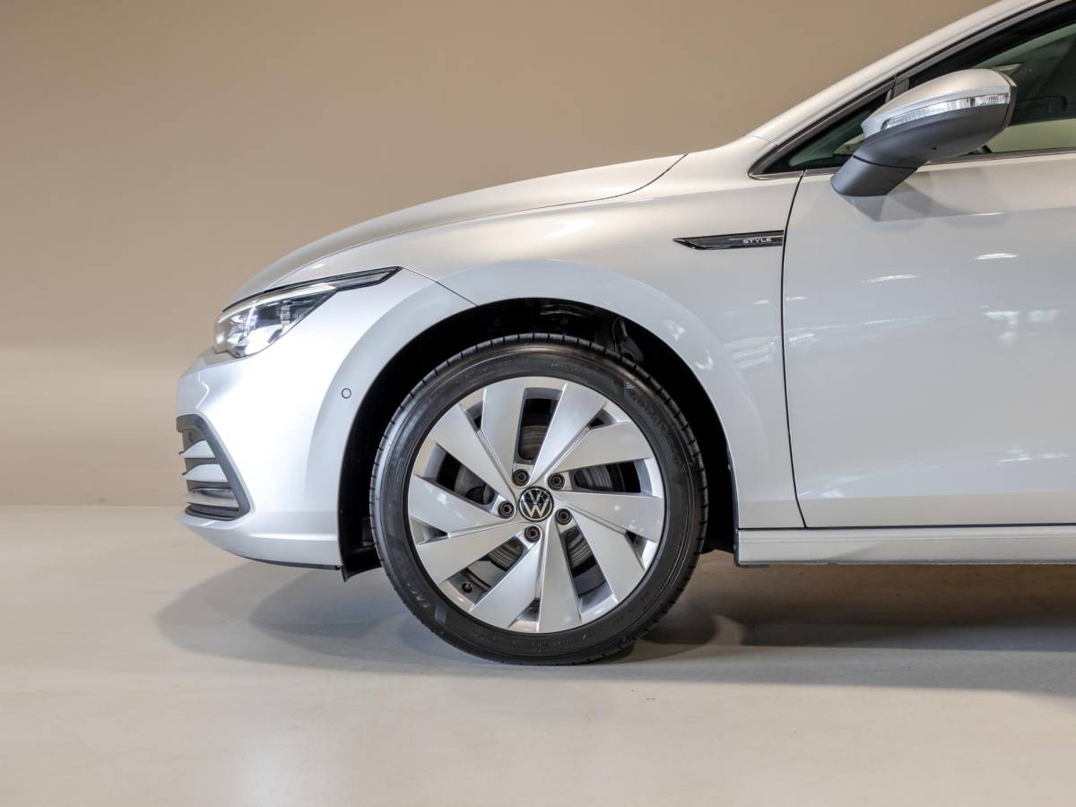 Volkswagen Golf Volkswagen Golf 1.5 eTSI Style 150pk / Elektrisch verstelbare voorstoel(en) met geheugen / Apple carplay / Dodehoek detectie / Adaptieve cruise control / Stoelverwarming