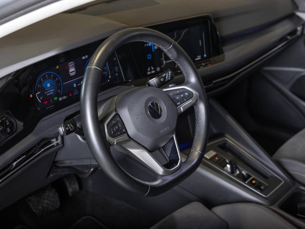 Volkswagen Golf Volkswagen Golf 1.5 eTSI Style 150pk / Elektrisch verstelbare voorstoel(en) met geheugen / Apple carplay / Dodehoek detectie / Adaptieve cruise control / Stoelverwarming