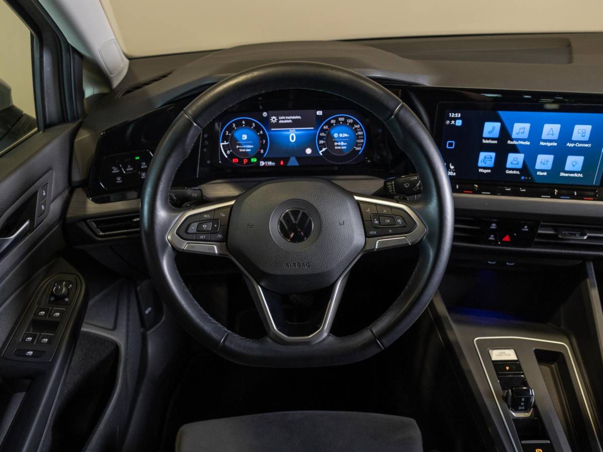 Volkswagen Golf Volkswagen Golf 1.5 eTSI Style 150pk / Elektrisch verstelbare voorstoel(en) met geheugen / Apple carplay / Dodehoek detectie / Adaptieve cruise control / Stoelverwarming