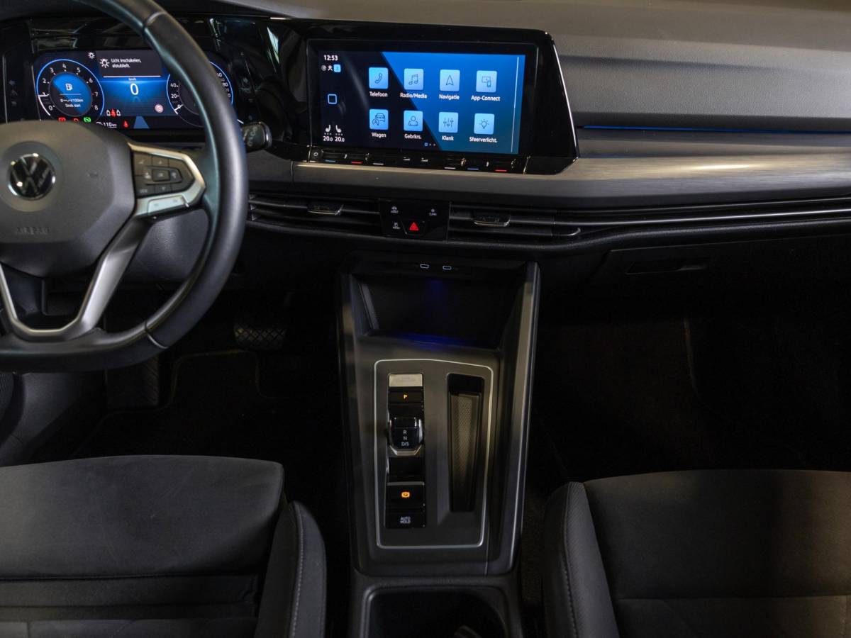 Volkswagen Golf Volkswagen Golf 1.5 eTSI Style 150pk / Elektrisch verstelbare voorstoel(en) met geheugen / Apple carplay / Dodehoek detectie / Adaptieve cruise control / Stoelverwarming