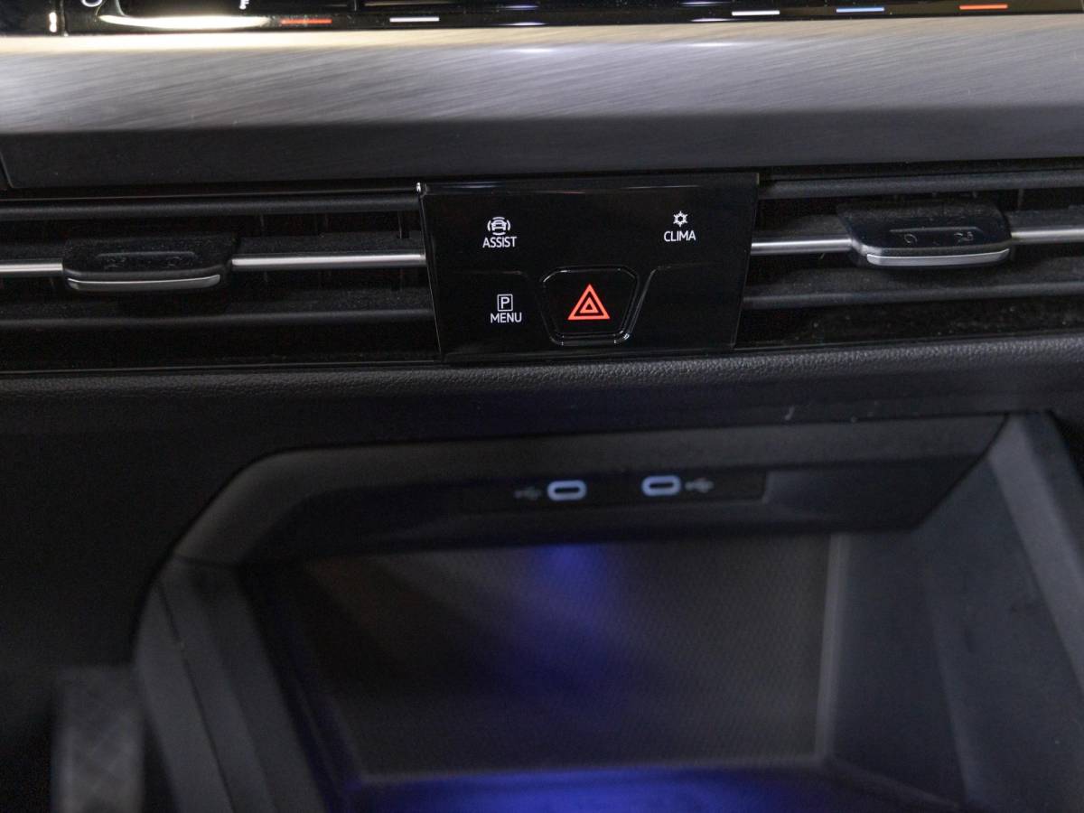 Volkswagen Golf Volkswagen Golf 1.5 eTSI Style 150pk / Elektrisch verstelbare voorstoel(en) met geheugen / Apple carplay / Dodehoek detectie / Adaptieve cruise control / Stoelverwarming