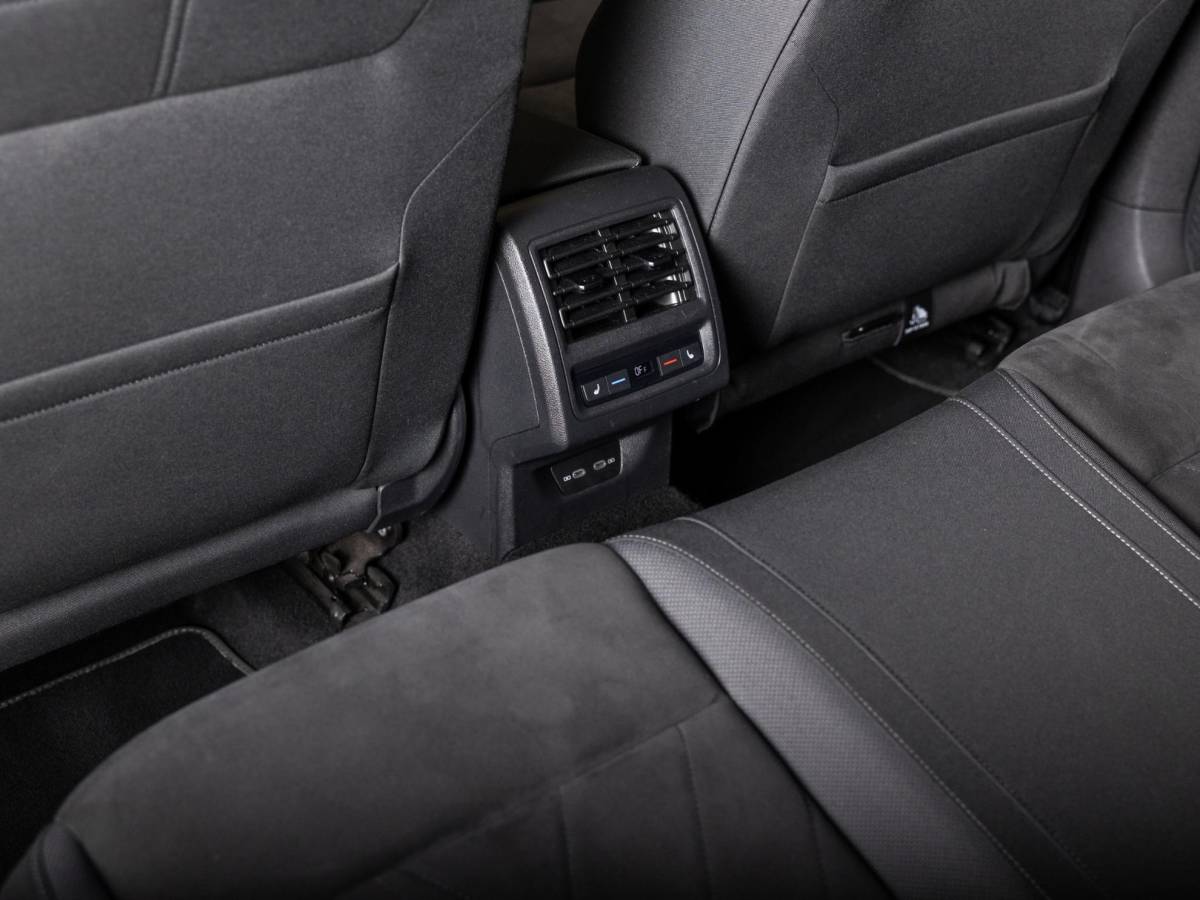 Volkswagen Golf Volkswagen Golf 1.5 eTSI Style 150pk / Elektrisch verstelbare voorstoel(en) met geheugen / Apple carplay / Dodehoek detectie / Adaptieve cruise control / Stoelverwarming