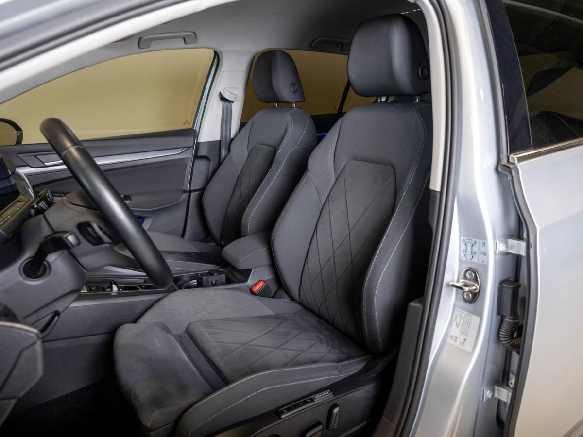 Volkswagen Golf Volkswagen Golf 1.5 eTSI Style 150pk / Elektrisch verstelbare voorstoel(en) met geheugen / Apple carplay / Dodehoek detectie / Adaptieve cruise control / Stoelverwarming