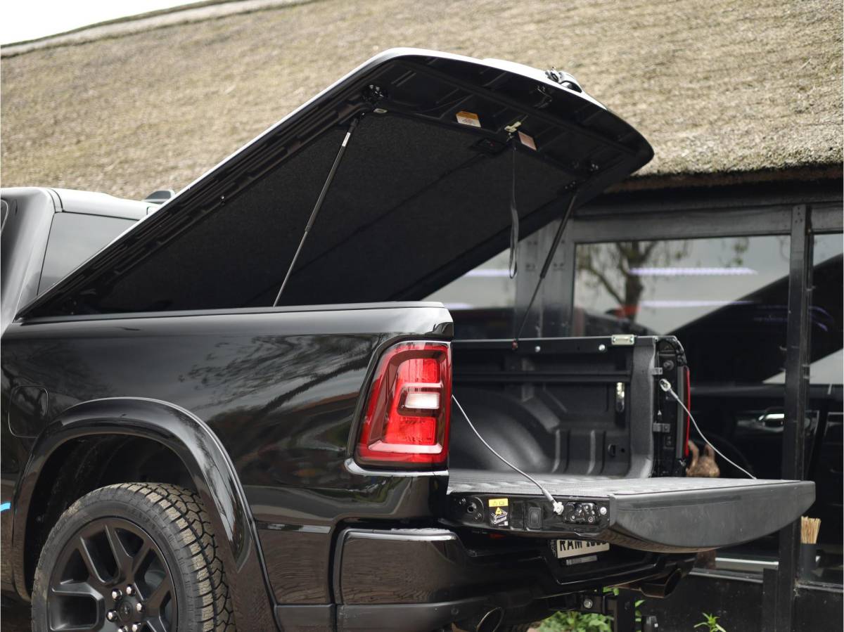 Dodge Ram 1500 Dodge Ram 1500 2025 3.0L HURRICANE LARAMIE Night Premium | BPM VRIJ | NIEUW  | Color Pack | Panoramadak | Luchtvering