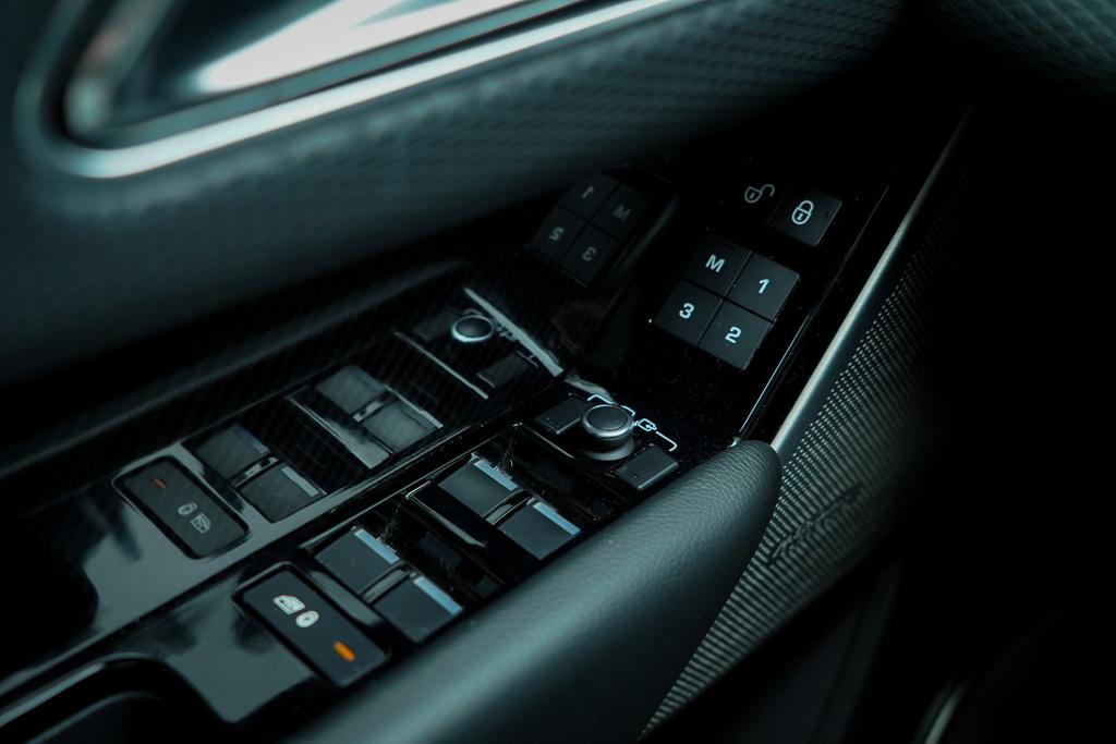 Land Rover Range Rover Velar Land Rover Range Rover Velar 3.0 V6 AWD First Edition / Pano / Luchtvering / Meridian Surround / 23”