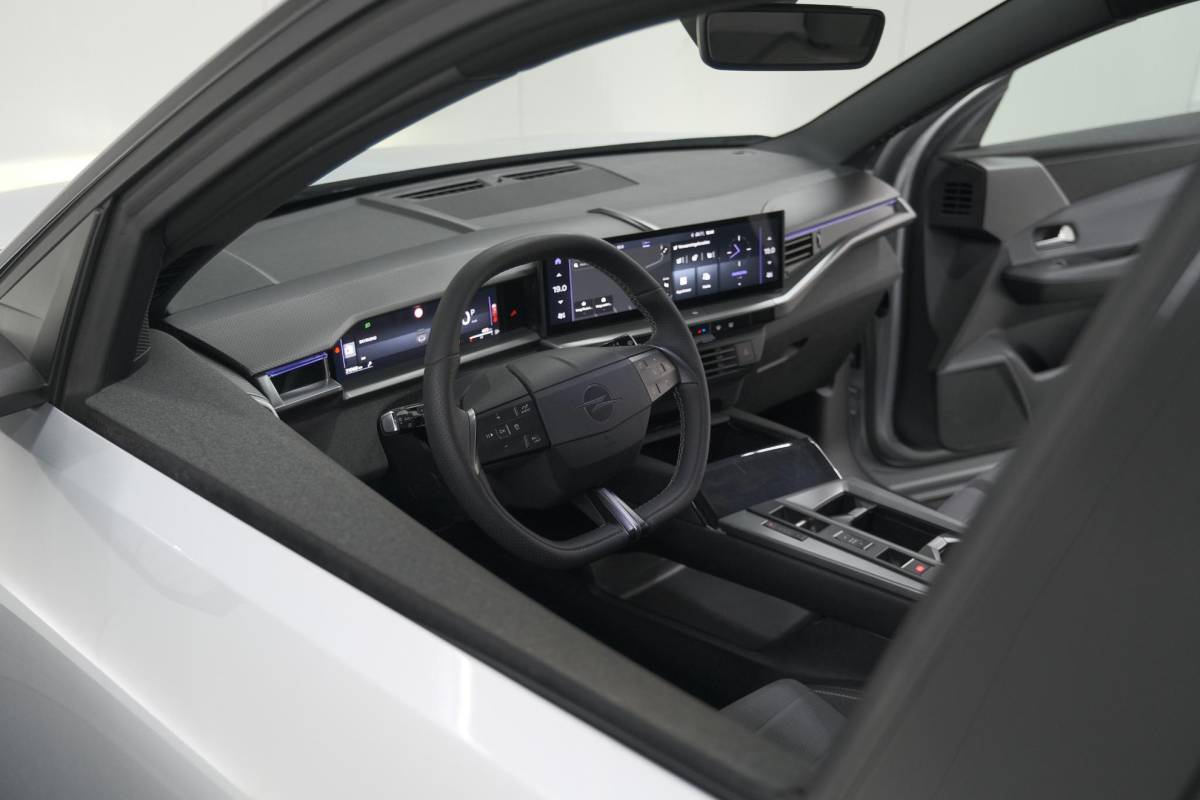Opel Grandland Opel Grandland 1.2 Turbo 145 Hybrid GS | Nieuw Model | Camera | Apple Carplay | Navigatie | Stoelverwarming