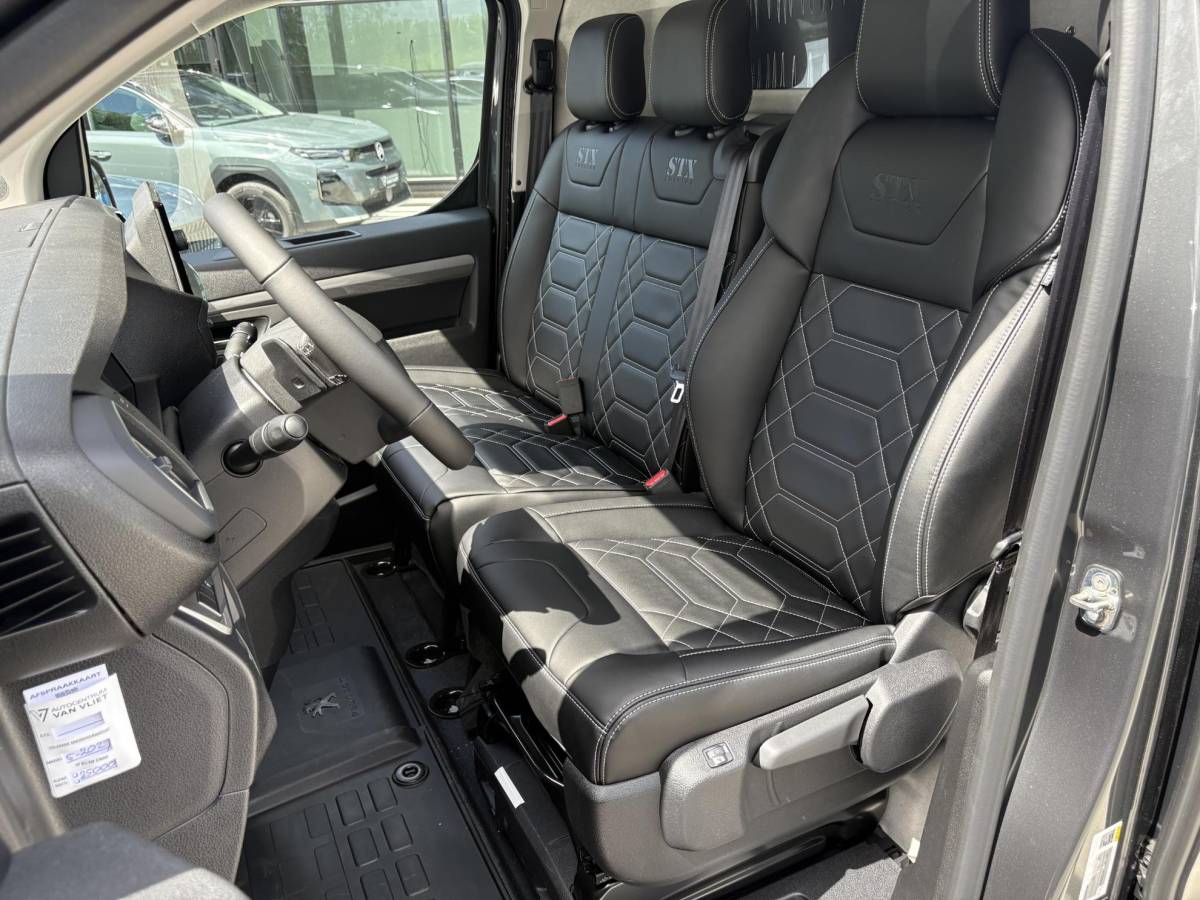 Peugeot e-Expert Peugeot e-Expert L3 75 kWh | STX Sport | Lederen bekleding | Spoilerpakket | 18 inch Lichtmetalen velgen | Dynamic NAV Pakket | Winterpakket | Comfort Pakket | betimmering | 2x schuifdeur | Mooiste bus van Nederland!