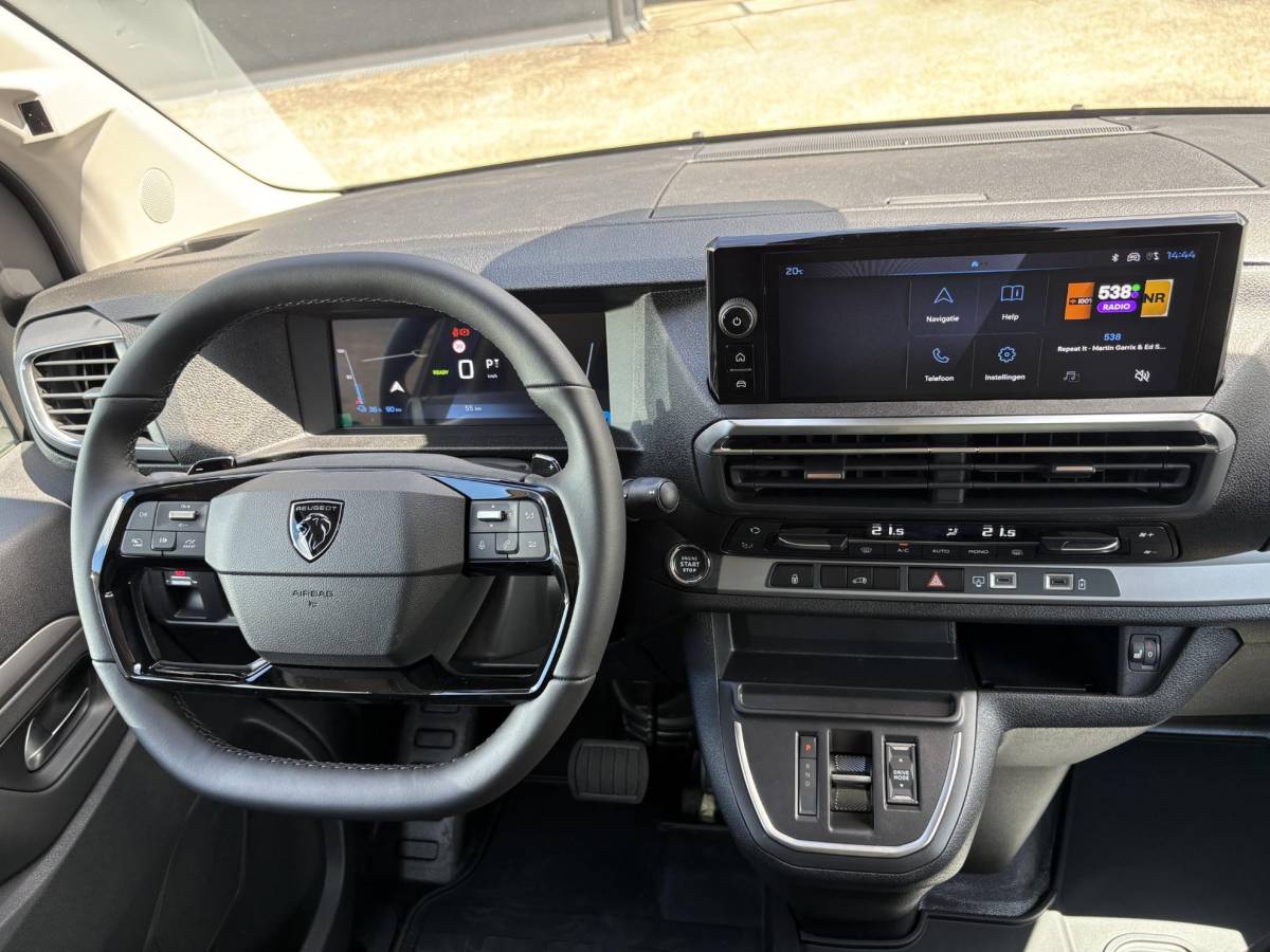 Peugeot e-Expert Peugeot e-Expert L3 75 kWh | STX Sport | Lederen bekleding | Spoilerpakket | 18 inch Lichtmetalen velgen | Dynamic NAV Pakket | Winterpakket | Comfort Pakket | betimmering | 2x schuifdeur | Mooiste bus van Nederland!