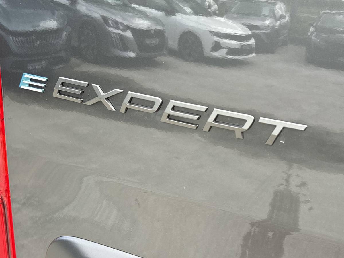 Peugeot e-Expert Peugeot e-Expert L3 75 kWh | STX Sport | Lederen bekleding | Spoilerpakket | 18 inch Lichtmetalen velgen | Dynamic NAV Pakket | Winterpakket | Comfort Pakket | betimmering | 2x schuifdeur | Mooiste bus van Nederland!
