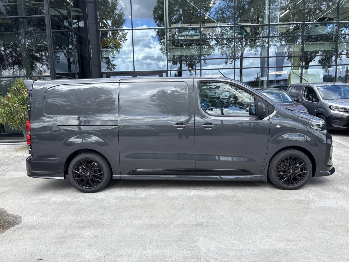 Peugeot e-Expert Peugeot e-Expert L3 75 kWh | STX Sport | Lederen bekleding | Spoilerpakket | 18 inch Lichtmetalen velgen | Dynamic NAV Pakket | Winterpakket | Comfort Pakket | betimmering | 2x schuifdeur | Mooiste bus van Nederland!