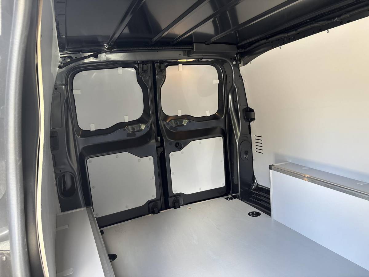 Peugeot e-Expert Peugeot e-Expert L3 75 kWh | STX Sport | Lederen bekleding | Spoilerpakket | 18 inch Lichtmetalen velgen | Dynamic NAV Pakket | Winterpakket | Comfort Pakket | betimmering | 2x schuifdeur | Mooiste bus van Nederland!