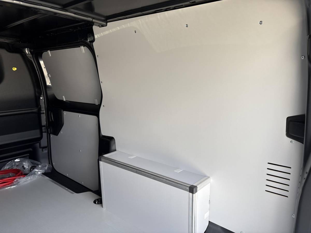 Peugeot e-Expert Peugeot e-Expert L3 75 kWh | STX Sport | Lederen bekleding | Spoilerpakket | 18 inch Lichtmetalen velgen | Dynamic NAV Pakket | Winterpakket | Comfort Pakket | betimmering | 2x schuifdeur | Mooiste bus van Nederland!