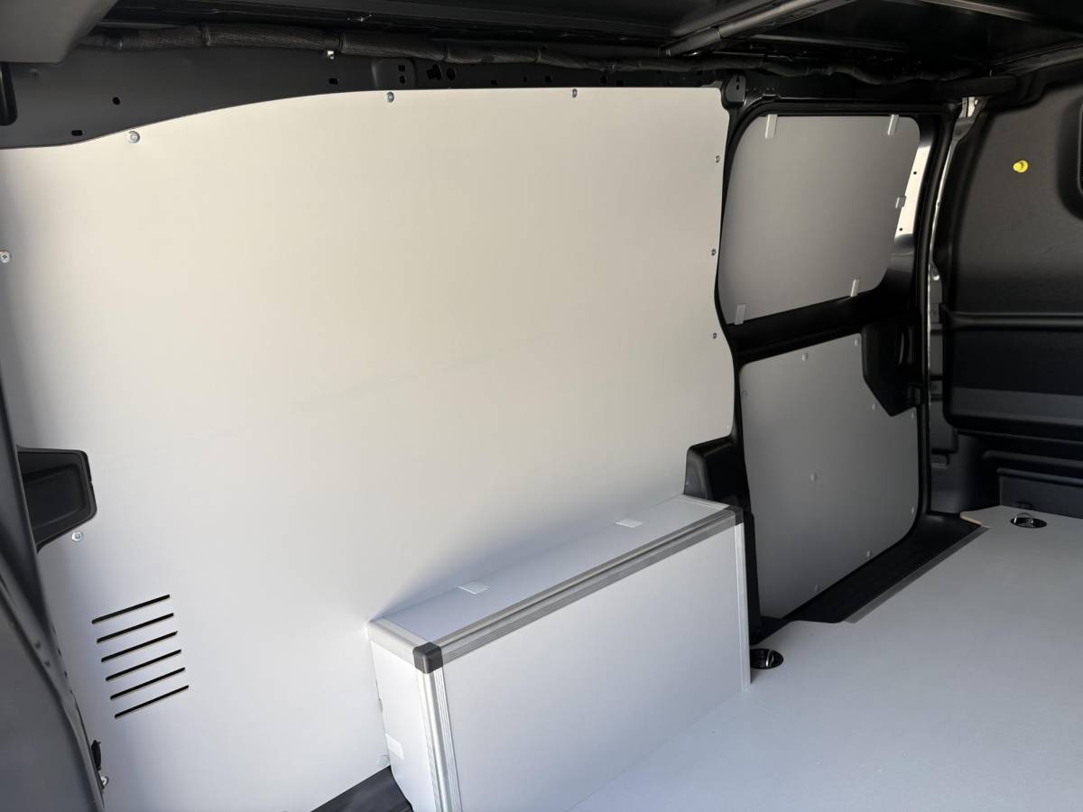 Peugeot e-Expert Peugeot e-Expert L3 75 kWh | STX Sport | Lederen bekleding | Spoilerpakket | 18 inch Lichtmetalen velgen | Dynamic NAV Pakket | Winterpakket | Comfort Pakket | betimmering | 2x schuifdeur | Mooiste bus van Nederland!