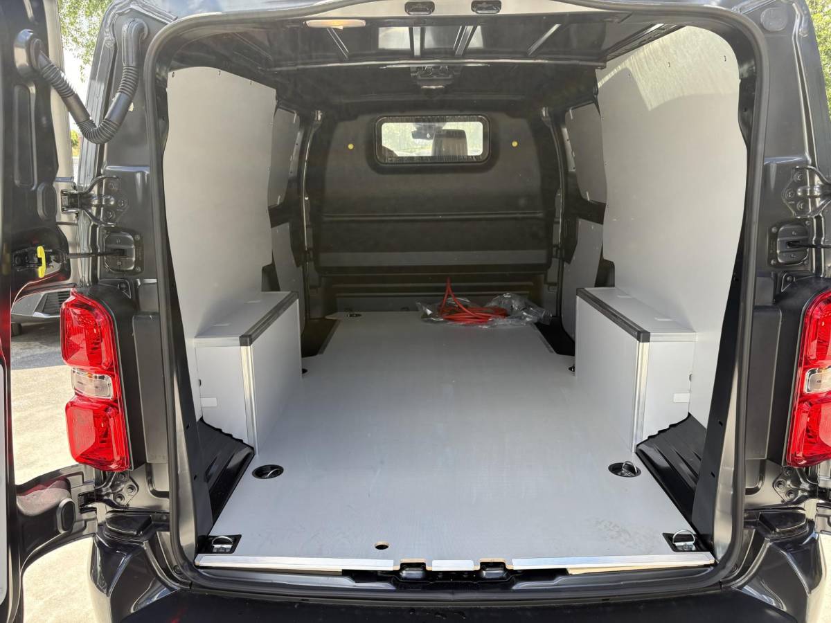 Peugeot e-Expert Peugeot e-Expert L3 75 kWh | STX Sport | Lederen bekleding | Spoilerpakket | 18 inch Lichtmetalen velgen | Dynamic NAV Pakket | Winterpakket | Comfort Pakket | betimmering | 2x schuifdeur | Mooiste bus van Nederland!