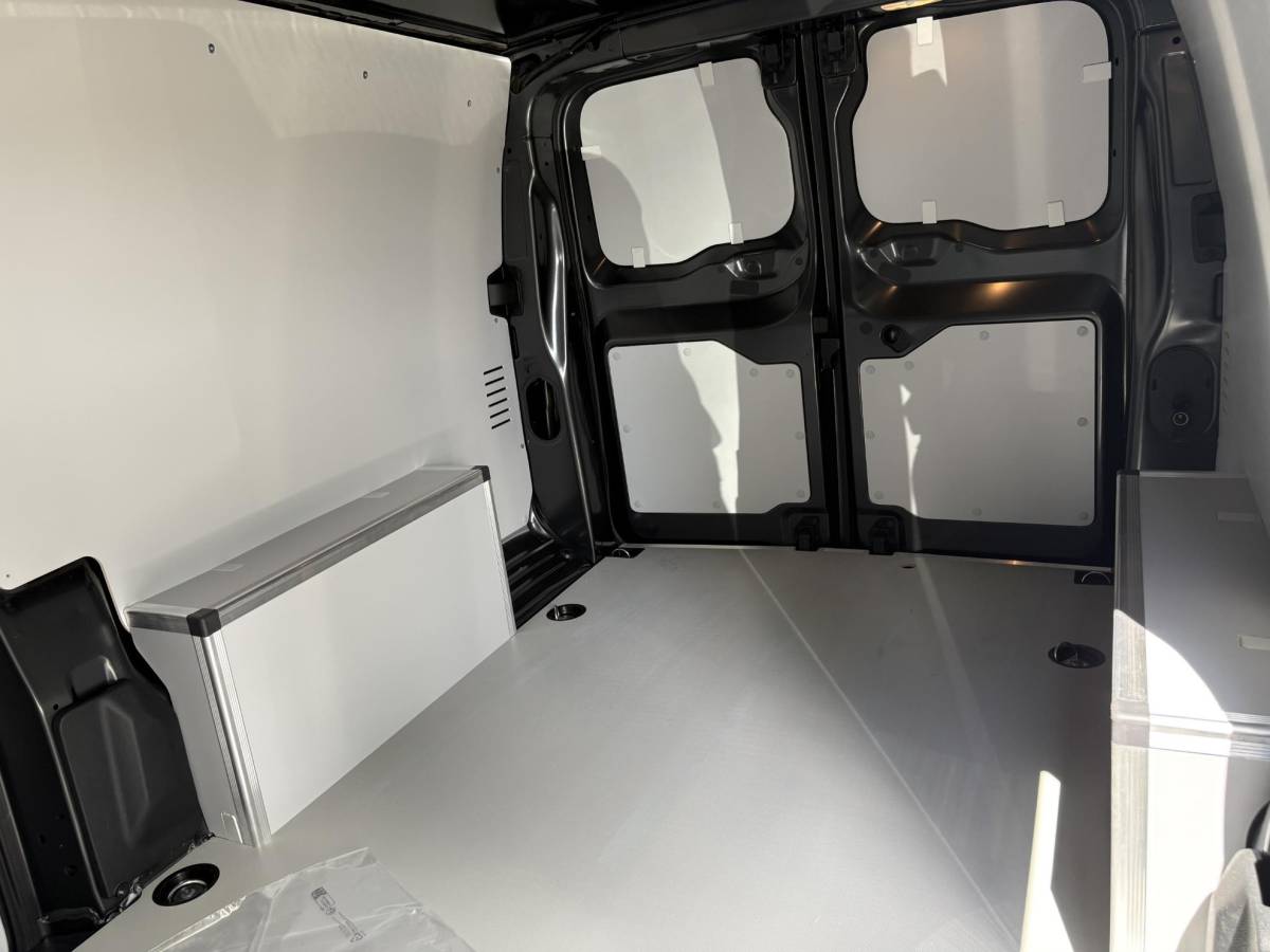 Peugeot e-Expert Peugeot e-Expert L3 75 kWh | STX Sport | Lederen bekleding | Spoilerpakket | 18 inch Lichtmetalen velgen | Dynamic NAV Pakket | Winterpakket | Comfort Pakket | betimmering | 2x schuifdeur | Mooiste bus van Nederland!