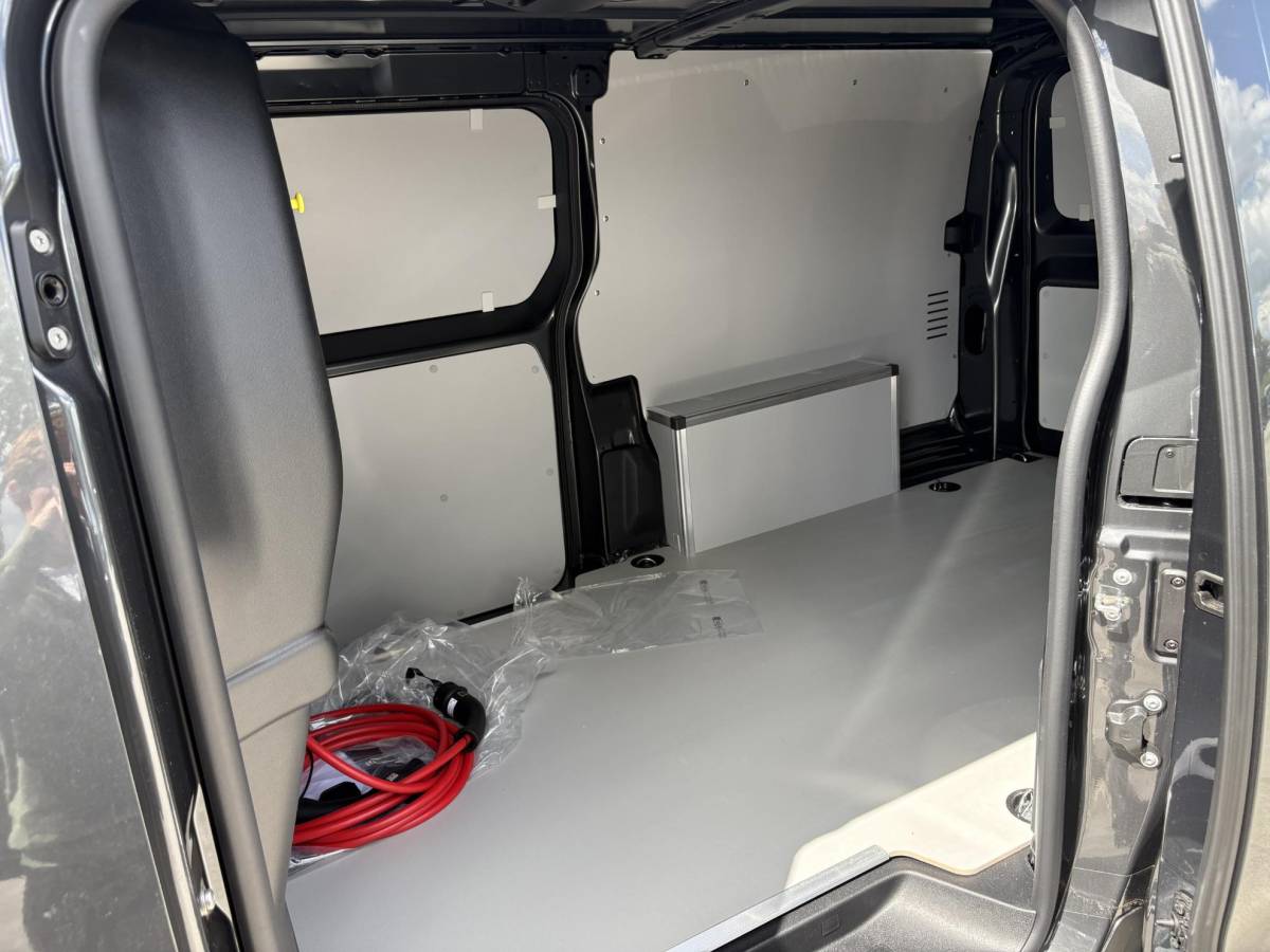 Peugeot e-Expert Peugeot e-Expert L3 75 kWh | STX Sport | Lederen bekleding | Spoilerpakket | 18 inch Lichtmetalen velgen | Dynamic NAV Pakket | Winterpakket | Comfort Pakket | betimmering | 2x schuifdeur | Mooiste bus van Nederland!