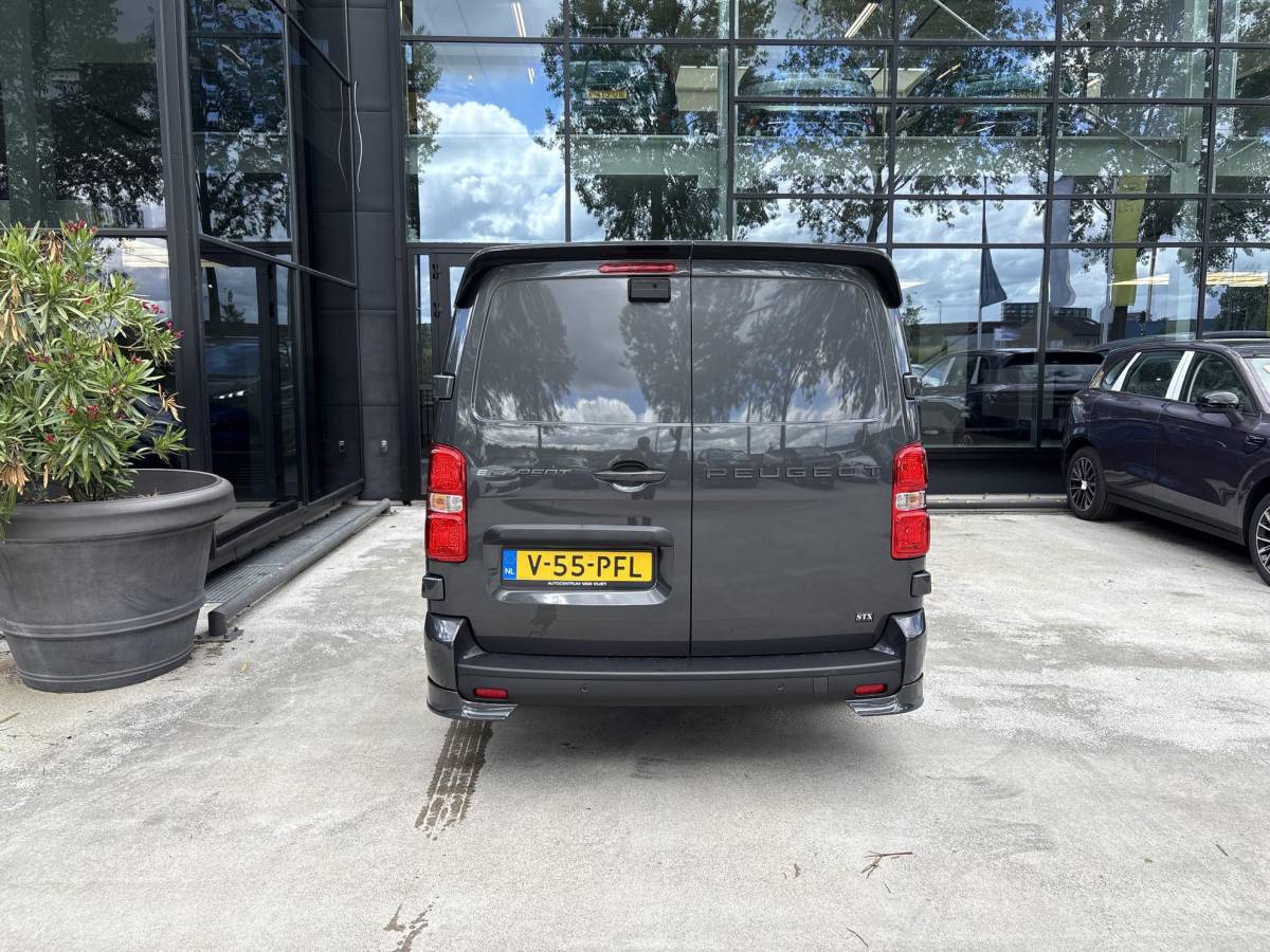 Peugeot e-Expert Peugeot e-Expert L3 75 kWh | STX Sport | Lederen bekleding | Spoilerpakket | 18 inch Lichtmetalen velgen | Dynamic NAV Pakket | Winterpakket | Comfort Pakket | betimmering | 2x schuifdeur | Mooiste bus van Nederland!