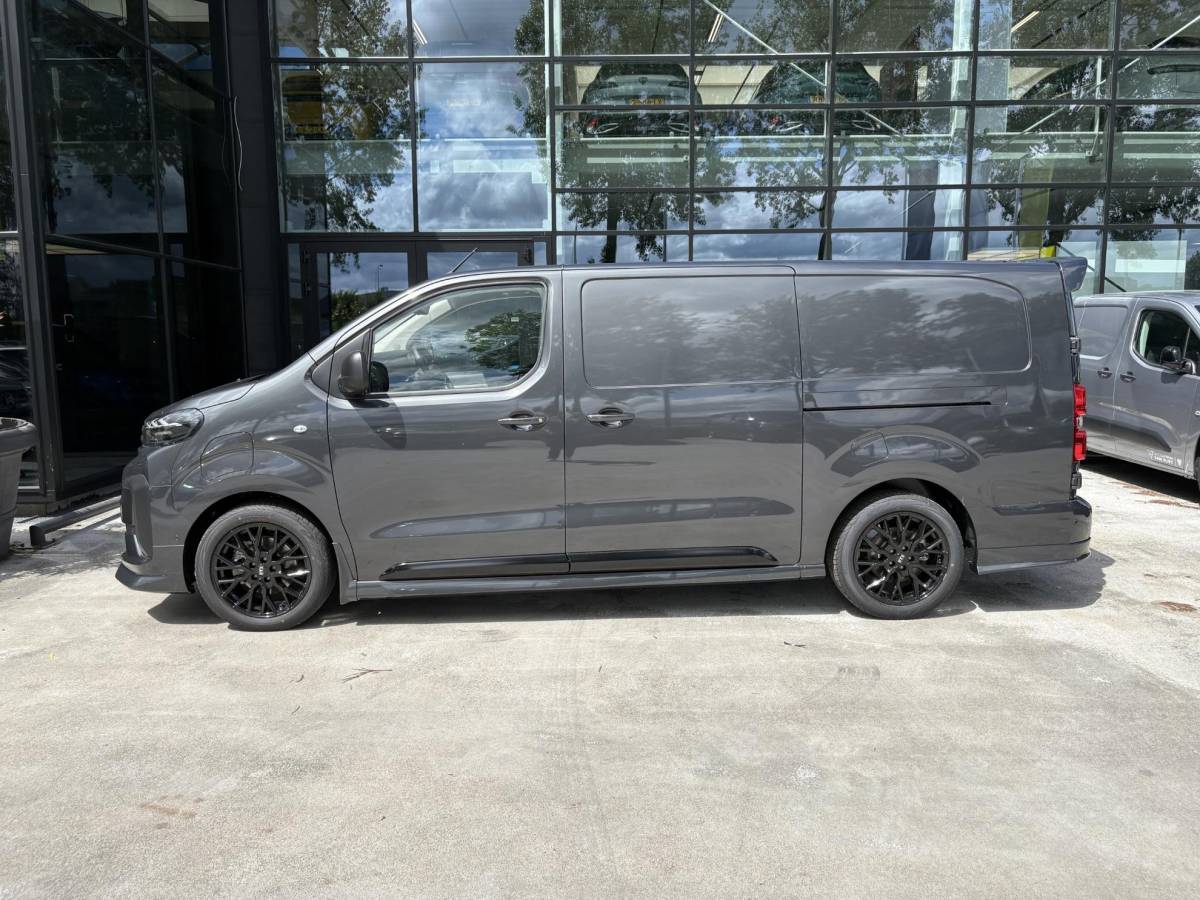 Peugeot e-Expert Peugeot e-Expert L3 75 kWh | STX Sport | Lederen bekleding | Spoilerpakket | 18 inch Lichtmetalen velgen | Dynamic NAV Pakket | Winterpakket | Comfort Pakket | betimmering | 2x schuifdeur | Mooiste bus van Nederland!