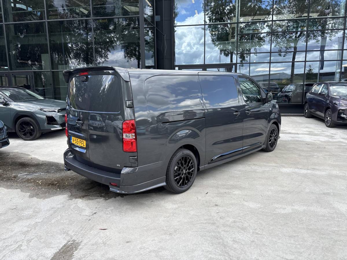 Peugeot e-Expert Peugeot e-Expert L3 75 kWh | STX Sport | Lederen bekleding | Spoilerpakket | 18 inch Lichtmetalen velgen | Dynamic NAV Pakket | Winterpakket | Comfort Pakket | betimmering | 2x schuifdeur | Mooiste bus van Nederland!