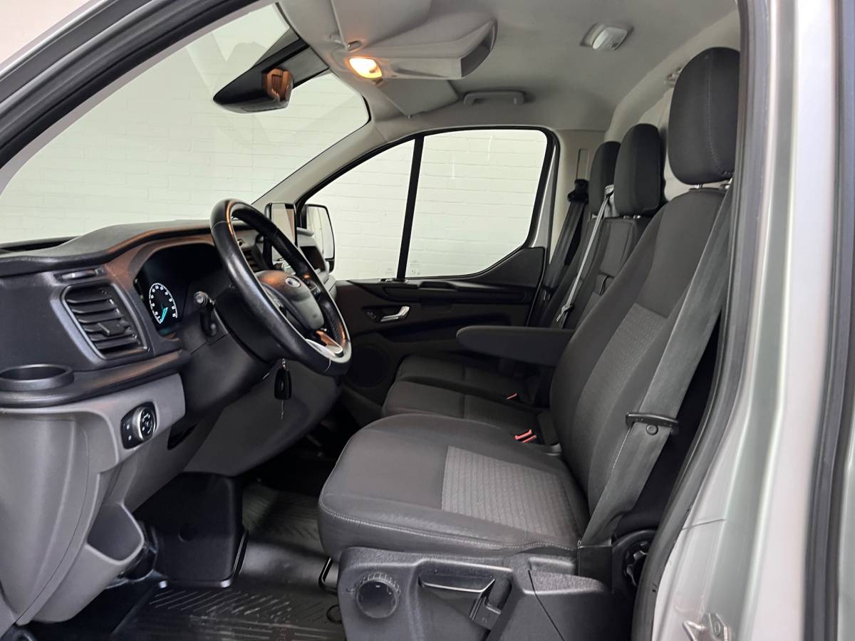 Ford Transit Custom Ford Transit Custom Automaat 300 2.0 TDCI 130pk L2H1 Limited 3persoons, Airco, Navigatie, Trekhaak, Metallic lak, RIJKLAARPRIJS