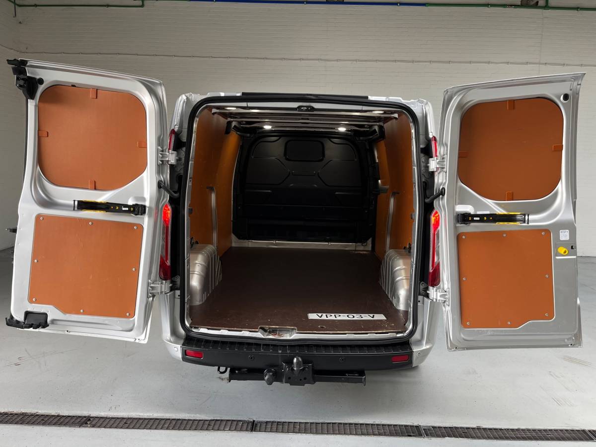 Ford Transit Custom Ford Transit Custom Automaat 300 2.0 TDCI 130pk L2H1 Limited 3persoons, Airco, Navigatie, Trekhaak, Metallic lak, RIJKLAARPRIJS