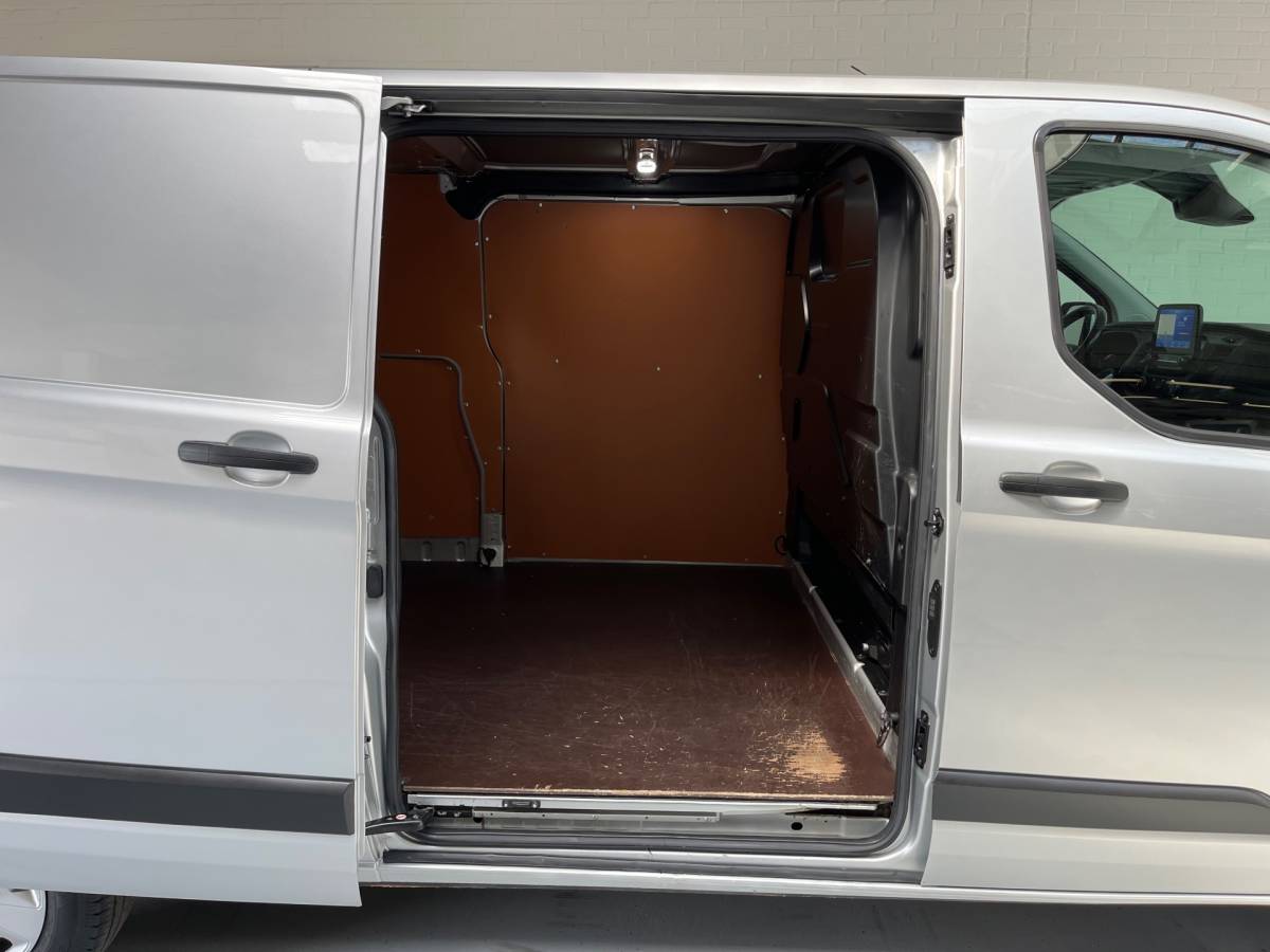 Ford Transit Custom Ford Transit Custom Automaat 300 2.0 TDCI 130pk L2H1 Limited 3persoons, Airco, Navigatie, Trekhaak, Metallic lak, RIJKLAARPRIJS