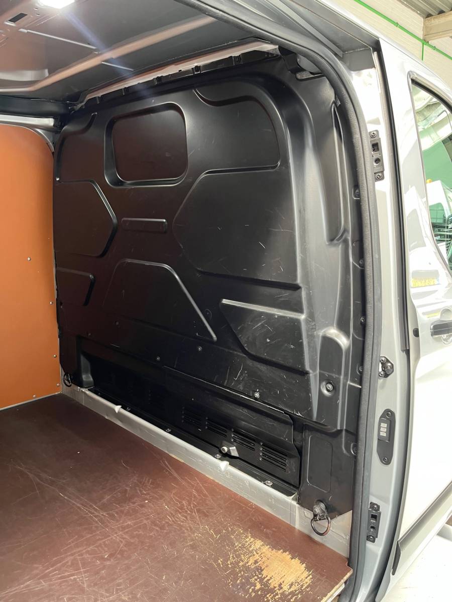 Ford Transit Custom Ford Transit Custom Automaat 300 2.0 TDCI 130pk L2H1 Limited 3persoons, Airco, Navigatie, Trekhaak, Metallic lak, RIJKLAARPRIJS