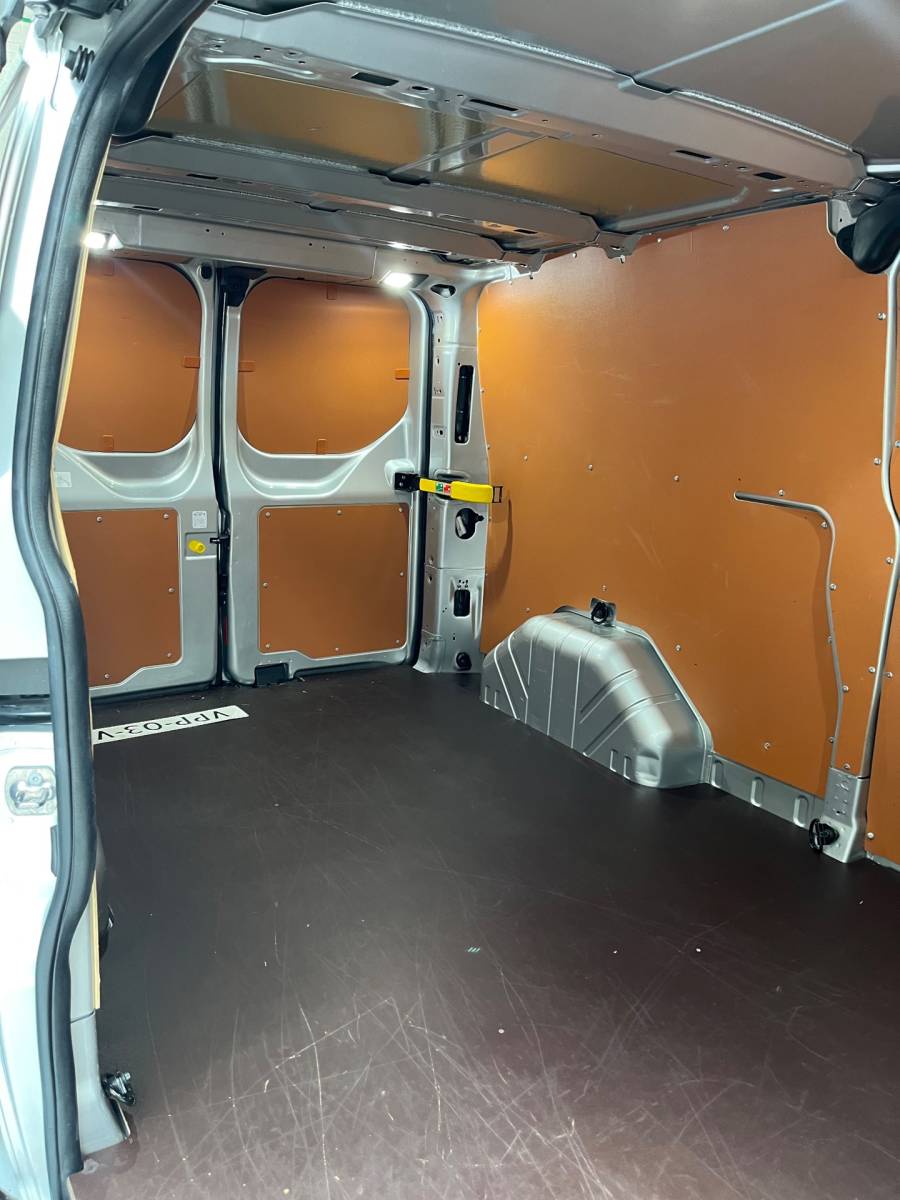 Ford Transit Custom Ford Transit Custom Automaat 300 2.0 TDCI 130pk L2H1 Limited 3persoons, Airco, Navigatie, Trekhaak, Metallic lak, RIJKLAARPRIJS