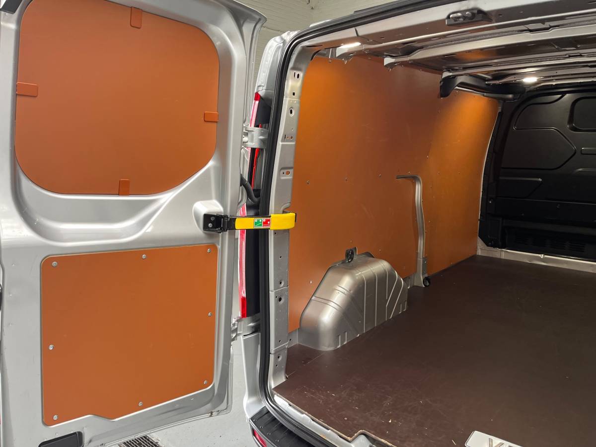 Ford Transit Custom Ford Transit Custom Automaat 300 2.0 TDCI 130pk L2H1 Limited 3persoons, Airco, Navigatie, Trekhaak, Metallic lak, RIJKLAARPRIJS