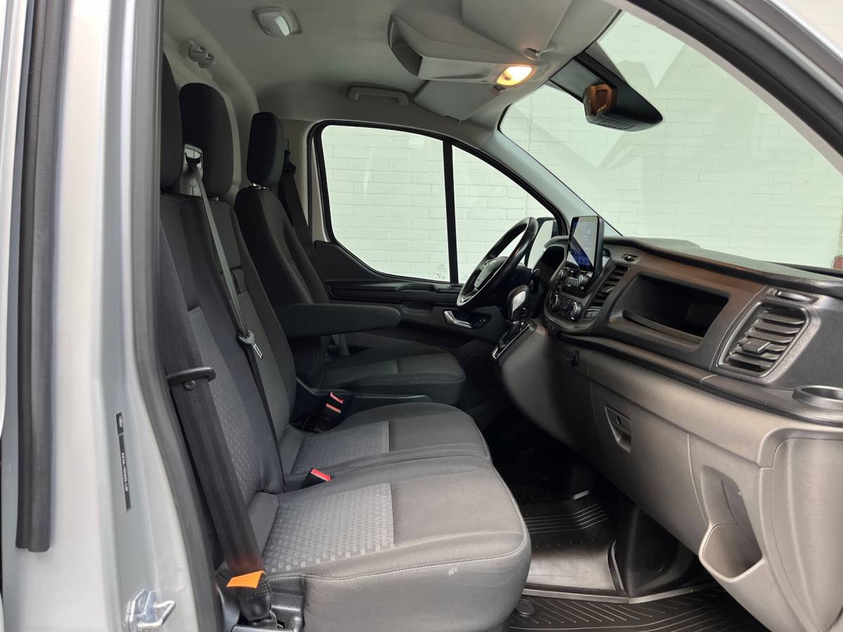 Ford Transit Custom Ford Transit Custom Automaat 300 2.0 TDCI 130pk L2H1 Limited 3persoons, Airco, Navigatie, Trekhaak, Metallic lak, RIJKLAARPRIJS