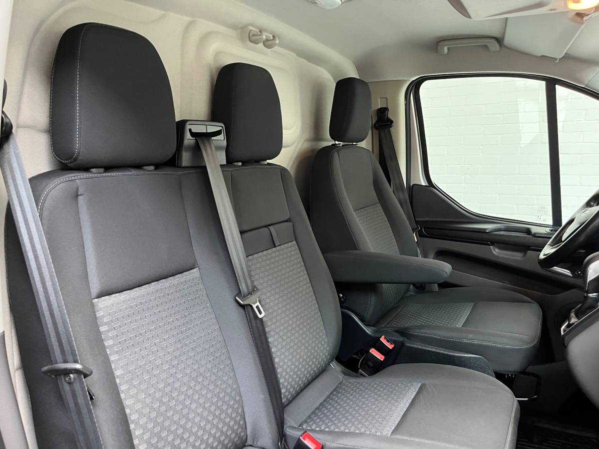 Ford Transit Custom Ford Transit Custom Automaat 300 2.0 TDCI 130pk L2H1 Limited 3persoons, Airco, Navigatie, Trekhaak, Metallic lak, RIJKLAARPRIJS